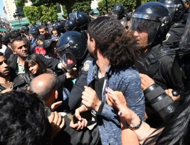 Επεισόδια στην Τυνησία - Αυτοπυρπολήθηκε πλανόδιος πωλητής φρούτων